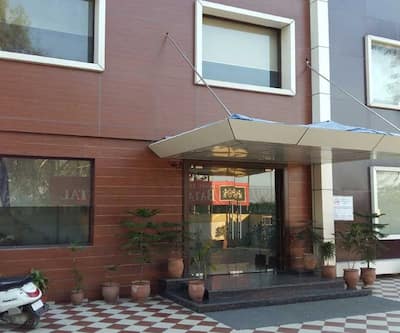 https://imgcld.yatra.com/ytimages/image/upload/t_hotel_yatra_city_desktop/v1435665282/Domestic Hotels/Hotels_Hosiyarpur/Hotel Batra Continental/Overview.jpg